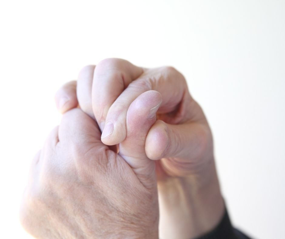 сжимать и разжимать кулаки. сжатый кулак. упражнения для укрепления кистей рук. ладонь рисунок. сжатые ладони.