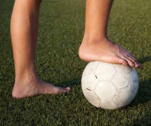 stopa na piłce nożnej