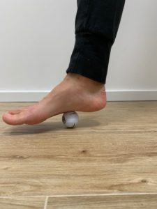 fizjoterapia piłeczka rolowana stopą