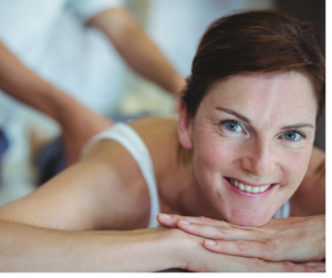 uśmiechnięta kobieta podczas masażu
